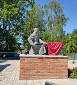 В деревне Полибино Великолукского района заменят скульптуру коленопреклоненного солдата на братском захоронении